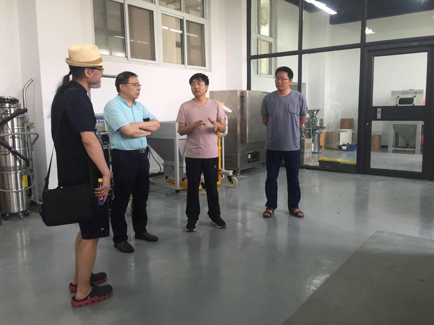 文化遗产学院经理崔勇会同陈大钢先生和李银忠主任参观介绍相关教学场所和设备